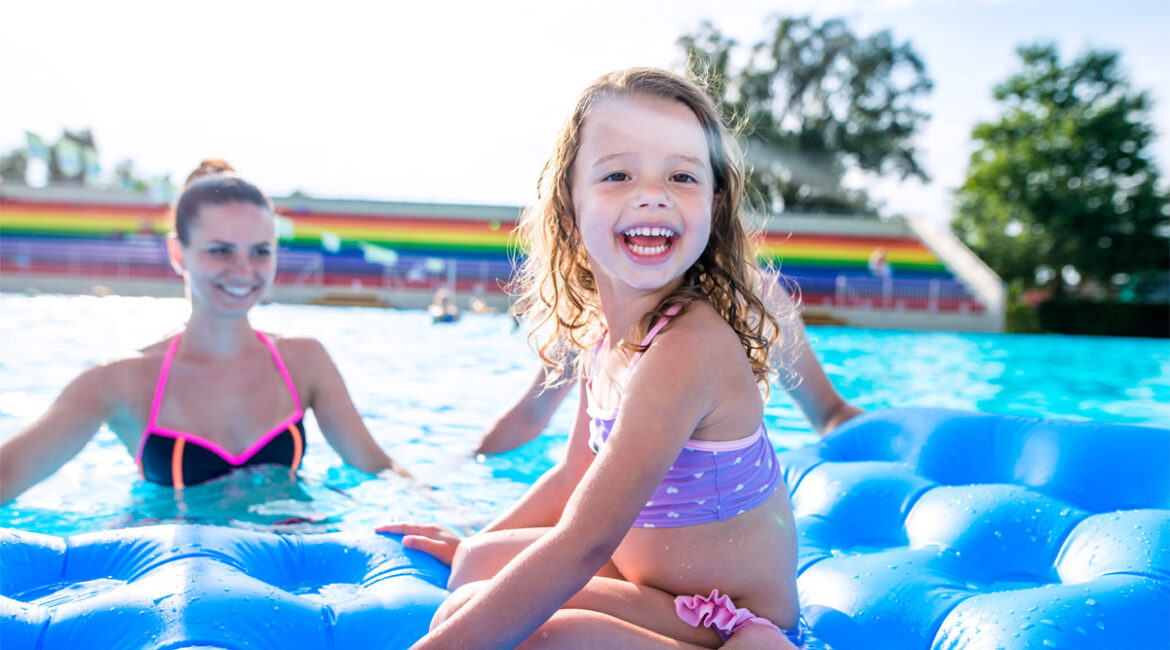 Niños en una piscina